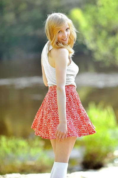 一个美丽的微笑女孩穿着一条裙子的肖像 — 图库照片