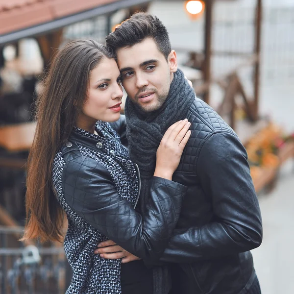 ファッション若いハンサムな官能的なカップル - 屋外のポートレート — ストック写真