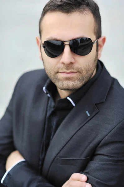 Closeup portrait of handsome man's face wearing sunglasses - out — Stock Photo, Image