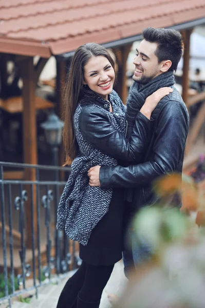 Jovem casal sorridente - retrato ao ar livre — Fotografia de Stock