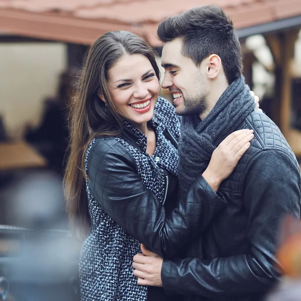 Joven sonriente pareja casual retrato — Foto de Stock