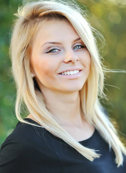 Schöne lächelnde Mädchen Gesicht Nahaufnahme — Stockfoto