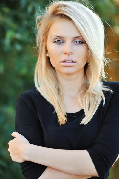 Обличчя красивої видатної блондинки крупним планом — стокове фото