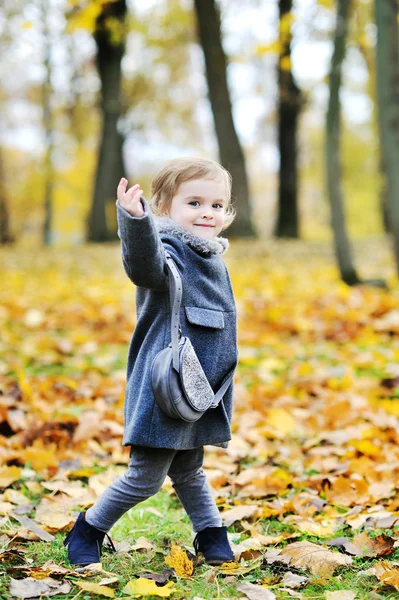 Schattig klein meisje buiten portret — Stockfoto