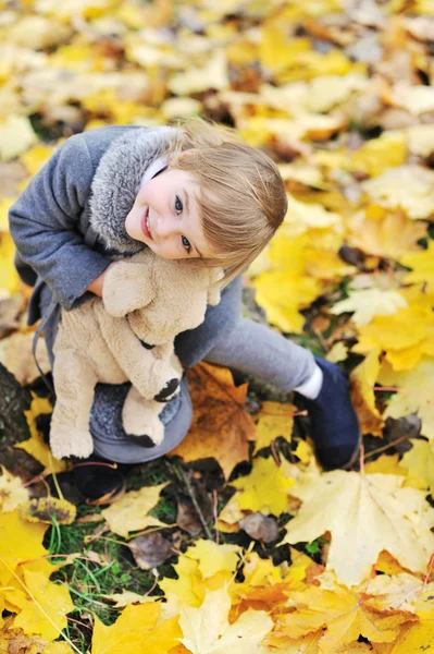 Bambina che gioca con il suo giocattolo in un parco — Foto Stock