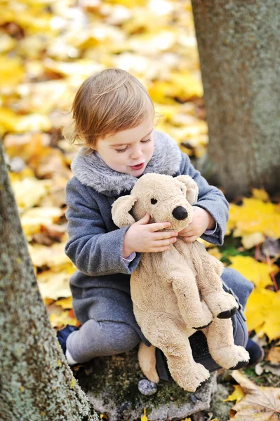 Bambina che gioca con il suo giocattolo in un parco — Foto Stock