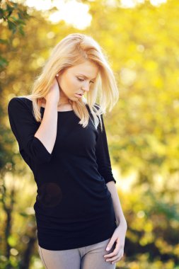 güzel bir kız, yaz aylarında açık dikey