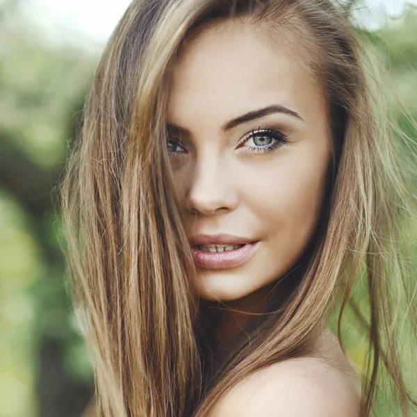 Primer plano de una hermosa cara de chica - retrato al aire libre — Foto de Stock