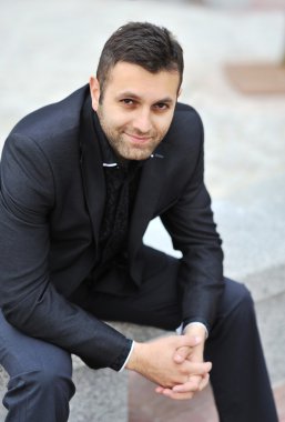 yakışıklı adam şık elbiseli emin bakan