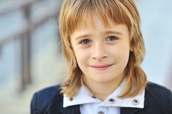 Schattige kleine jongen gezicht - closeup — Stockfoto