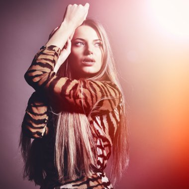 güzel şehvetli moda kadın. çok renkli pop art fotoğraf tonu