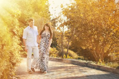 bir yaz parkta yürüyen genç güzel Çift