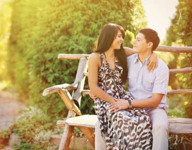 şehvetli genç bir çift yaz aylarında açık portresi