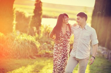 bir yaz parkta yürüyen genç güzel Çift