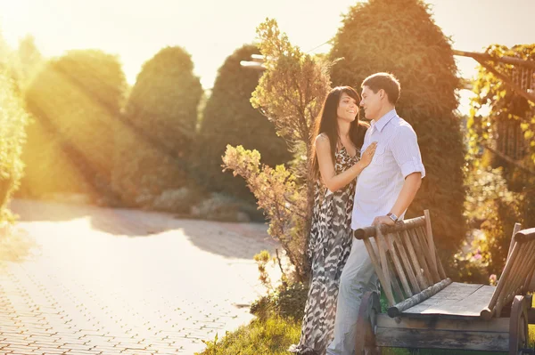 Retrato al aire libre de joven pareja sensual en verano —  Fotos de Stock