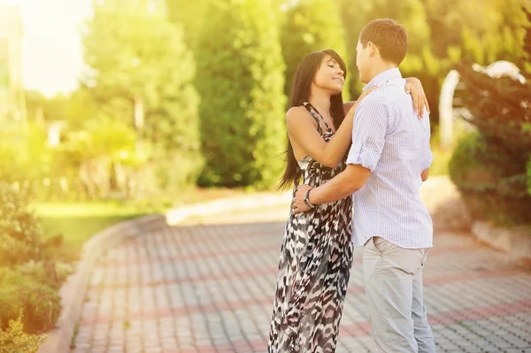 Retrato al aire libre de joven pareja sensual en verano — Foto de Stock