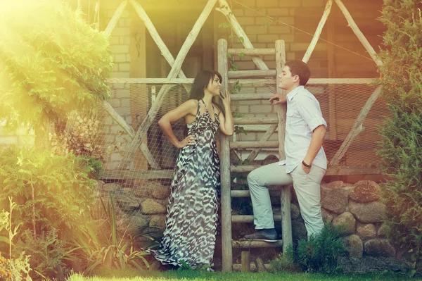 Retrato al aire libre de joven pareja sensual en verano — Foto de Stock