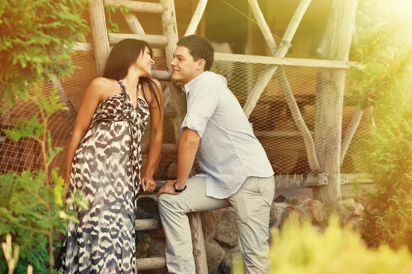 Pareja joven coqueteando —  Fotos de Stock