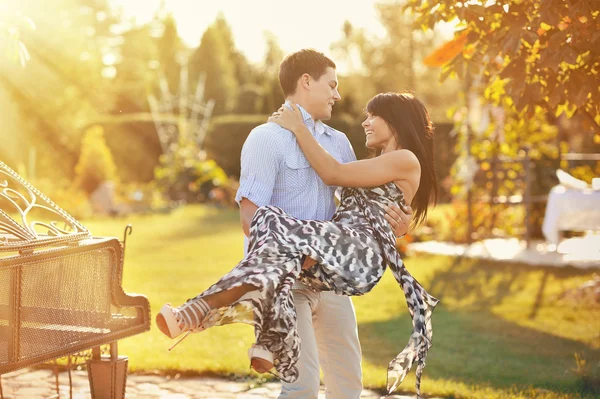 Retrato ao ar livre de jovem casal sensual no verão — Fotografia de Stock