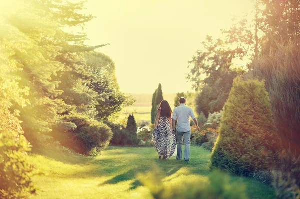 Молодая красивая пара, гуляющая в летнем парке — стоковое фото