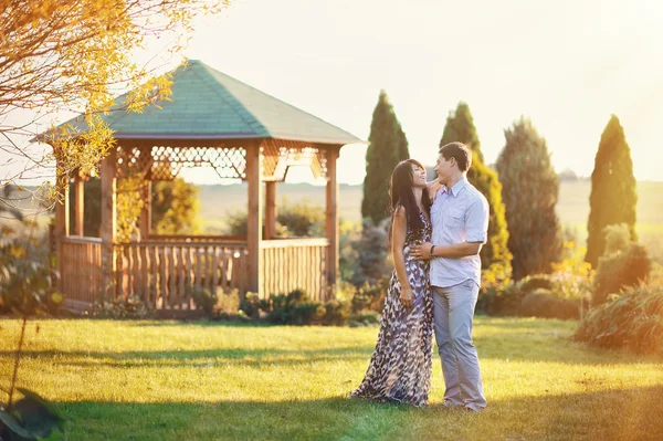 Jong paar in liefde outdoor — Stockfoto