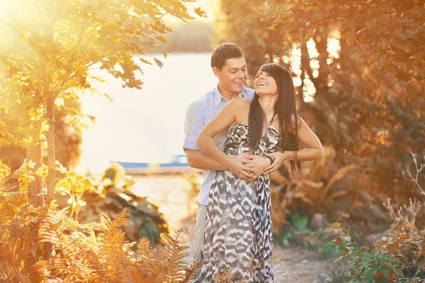 Feliz jovem casal abraçando uns aos outros — Fotografia de Stock