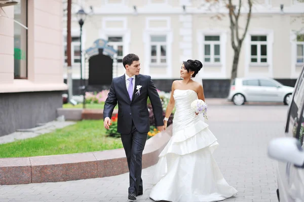 Gelin ve damadın eski bir şehir yürüyüş