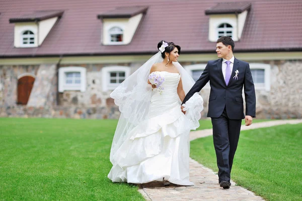 Noiva e noivo andando juntos — Fotografia de Stock