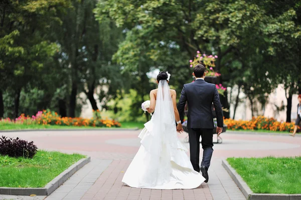 Bride and groom away — Stock Photo, Image