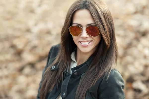 Aantrekkelijke jonge vrouw in zonnebril - closeup — Stockfoto