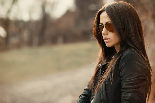 Joven hermosa mujer en gafas de sol al atardecer — Foto de Stock