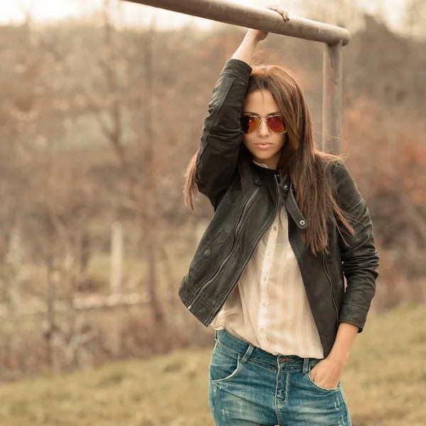 Mode schönes Frauenporträt mit Sonnenbrille — Stockfoto