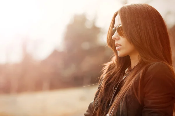 Jovem mulher bonita usando óculos de sol - close-up — Fotografia de Stock