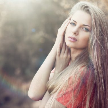 Güzel kız portresi. Yakından.