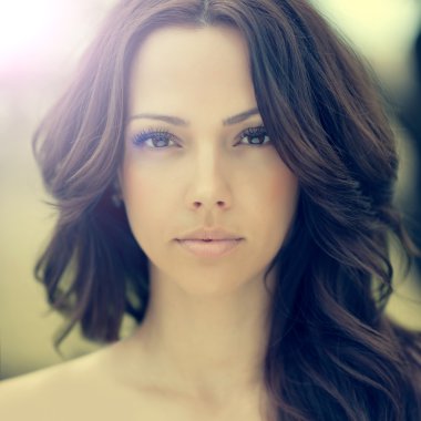 güzel bir kadın yüzü tatlı