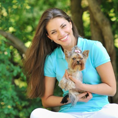 köpeği açık olan, genç güzel kız