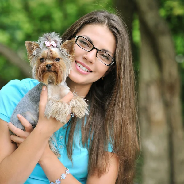 Mooi meisje met haar puppy buiten — Stockfoto