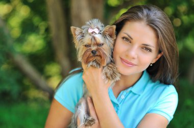 genç yavru köpeğini parka ile