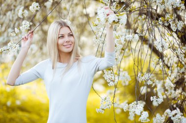 ilkbaharda çiçek açan ağacında kadın
