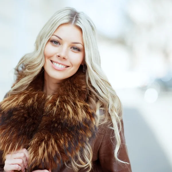 Schöne lächelnde blonde Frau Nahaufnahme — Stockfoto