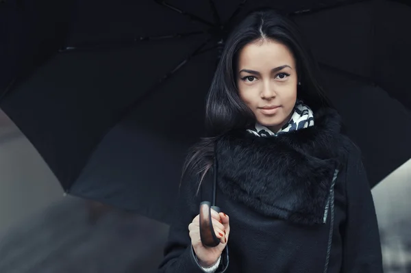 Jeune femme avec parapluie gros plan — Photo