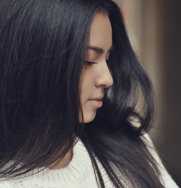 Retrato de una joven hermosa —  Fotos de Stock