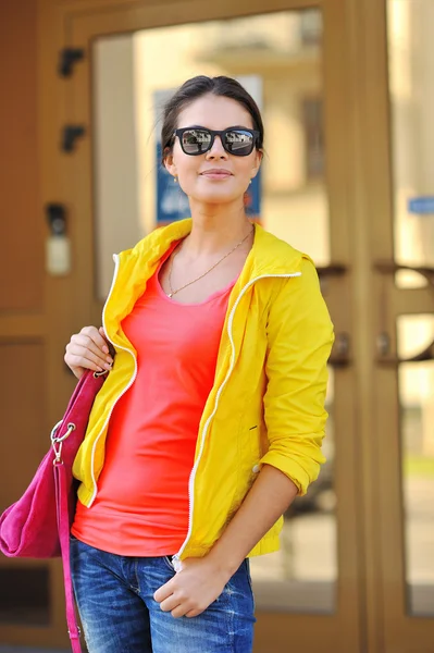 Snygg ung kvinna som bär solglasögon — Stockfoto