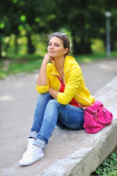 Jeune femme élégante portrait extérieur — Photo