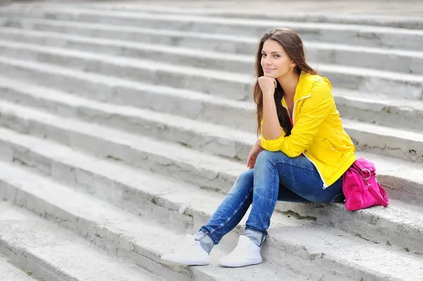 Portrait de jolie jeune femme gaie — Photo