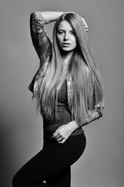 genç seksi model kız stüdyoda oluşturmaktadır. siyah-beyaz fotoğraf