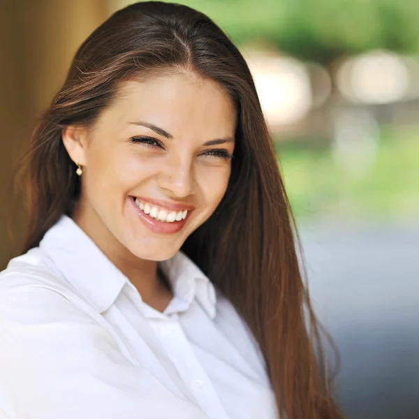 Joven hermosa sonrisa chica retrato primer plano — Foto de Stock