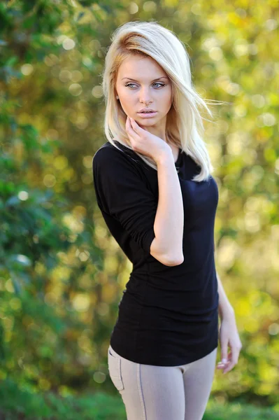 Portrait de jeune femme en plein air — Photo