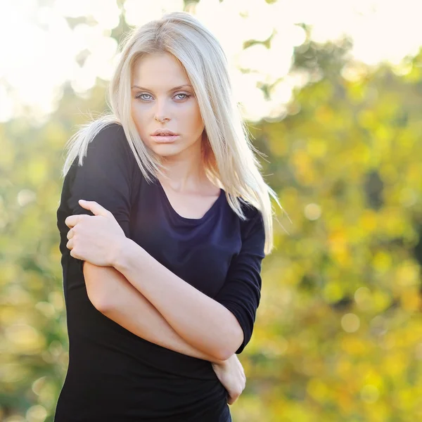 Mooie vrouw portret buiten — Stockfoto