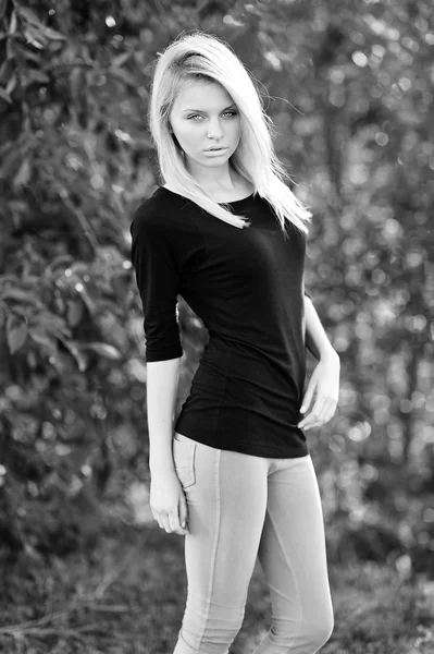 Fiatal, érzéki lány pózol kültéri modell. fekete-fehér fénykép — Stock Fotó